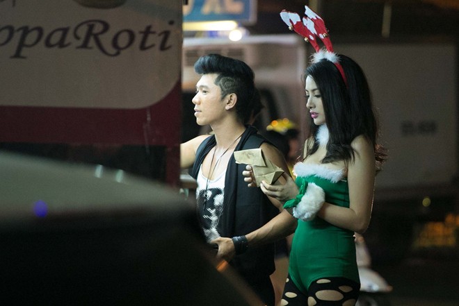 Sau sự thành công của Nhà có 5 nàng tiên, cô nhận được nhiều lời mời từ các đạo diễn danh tiếng. Năm 2013, Trương Nhi tiếp tục tạo dấu ấn với diễn xuất tự nhiên, đầy cá tính trong bộ phim Âm mưu giày gót nhọn.
Bài viết: http://news.zing.vn/Truong-Nhi-dien-tat-rach-xuong-pho-cung-ban-trai-post380249.html#category_featured.noibat
Nguồn Zing News