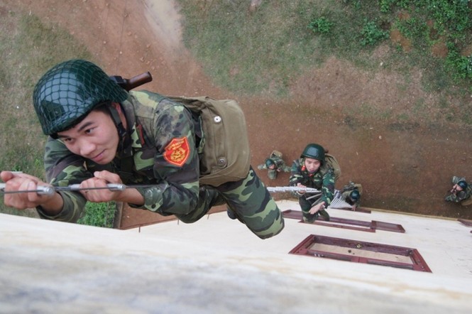 Đột nhập nhà cao tầng, trấn áp khủng bố..