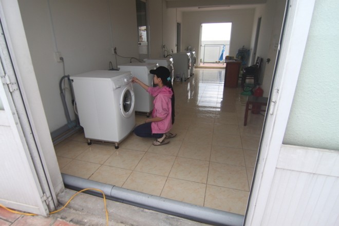 Cả hai khu KTX đều trang bị máy giặt, dịch vụ giặt ủi chỉ 7.000 đồng/kg. Bên cạnh đó, tại KTX còn có các dịch vụ dọn dẹp và đổ rác tận phòng
