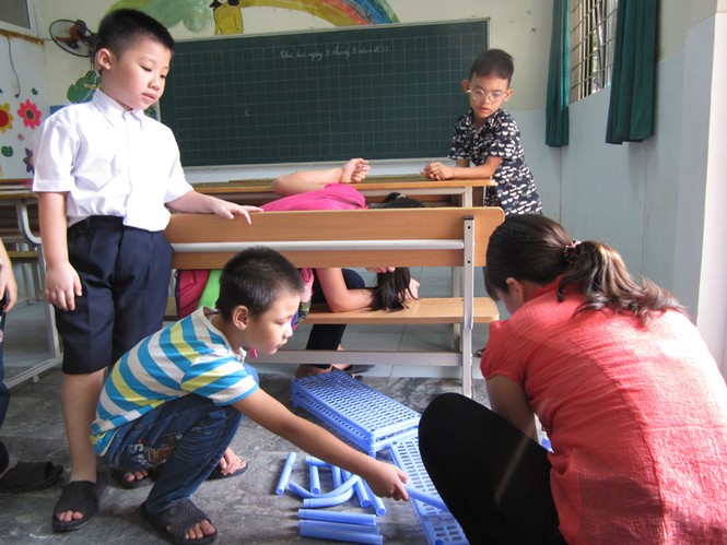 Vừa đến lớp, Hiếu còn giúp cô giáo lắp giá để dép cho mọi người