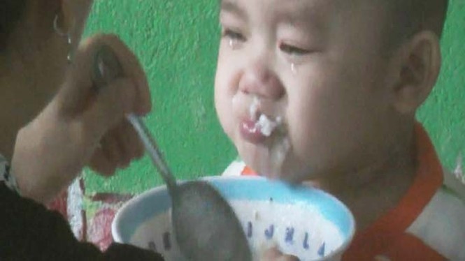 Cách cho ăn có một không hai ở những cô giáo này - ép trẻ nuốt liên tục không kịp... thở