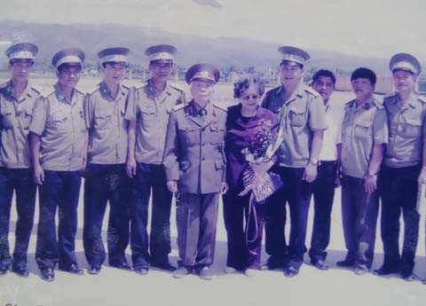 Đại tướng Võ Nguyên Giáp và phu nhân chụp ảnh cùng tổ bay của Trung đoàn 916 trong chuyến đi thăm lại chiến trường Điện Biên Phủ, năm 2004 (ảnh chụp lại từ phòng truyền thống Trung đoàn)