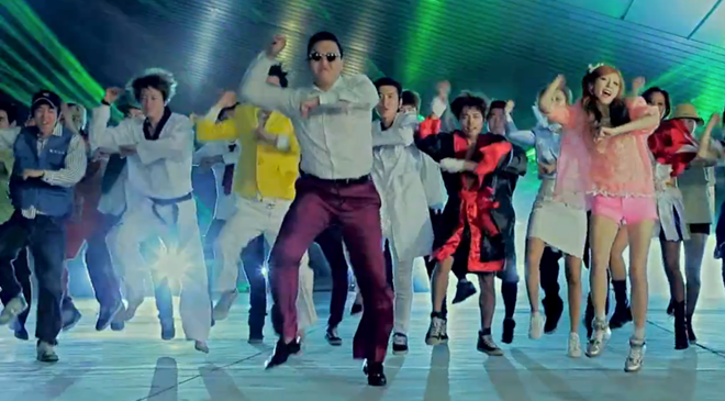 Đăng lên Youtube vào 15/7, video Gangnam Style của rapper người Hàn PSY (Park Jae Sung) gây sốt cộng đồng mạng. Lan sang châu Á, làm điên đảo châu Âu và châu Mỹ, diệu nhảy này trở thành một trào lưu.