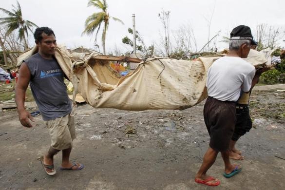 Với người Philippines, điều họ mong muốn sau cơn bão đó là tìm thấy thi thể người nhà. nhiều thi thể đã trôi dạt ra biển