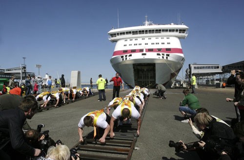 Ngày 20/5/2011, các lực sĩ Estonia cùng nhau kéo chiếc phà Baltic Queen
nặng 21.7466 tấn ở Tallinn, đồng thời lập kỷ lục thế giới.