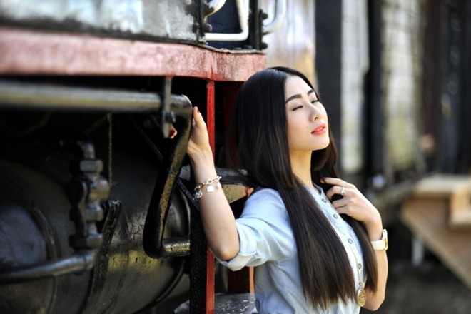 DJ Oxy xuất hiện trong khung cảnh đầu máy hơi nước cũ và toa tàu du lịch