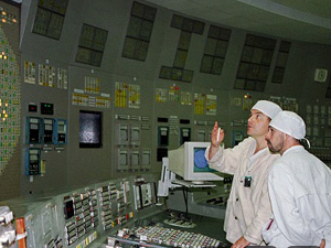Kĩ sư ở nhà máy hạt nhân Chernobyl làm việc tại phòng điều khiển vào tháng 3 năm 1986. Đây là một trong những bức ảnh được chụp lại một tháng trước khi nhà máy hạt nhân này nổ và trở thành thảm họa hạt nhân tồi tệ nhất trong lịch sử