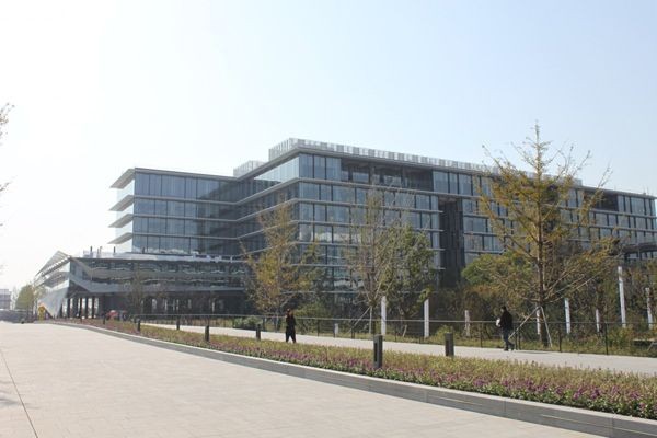 Toàn bộ khu Campus này là những tòa nhà phức hợp lớn, phục vụ chỗ làm việc cho 24.000 nhân viên