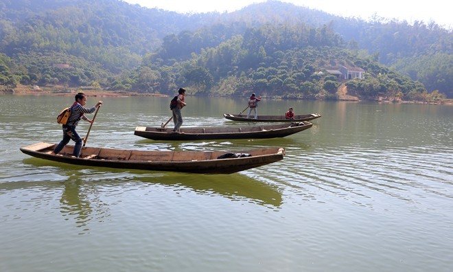 Thôn Đồng Mậm, xã Sơn Hải (huyện Lục Ngạn, Bắc Giang) bị hồ Cấm Sơn chia làm đôi nên hàng ngày, để tới trường học sinh phải tự chèo thuyền đưa nhau qua sông