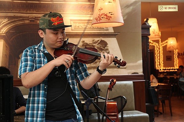 Tất cả đều là những ca khúc hot nhất hiện nay, nhưng lại đc kết hợp với violin và DJ để tạo cảm giác mới mẻ và truyền cảm hứng cho người xem