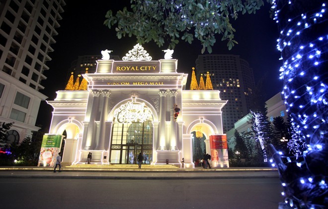 Royal city, trung tâm mua sắm và ăn chơi dưới lòng đất rực rỡ về đêm