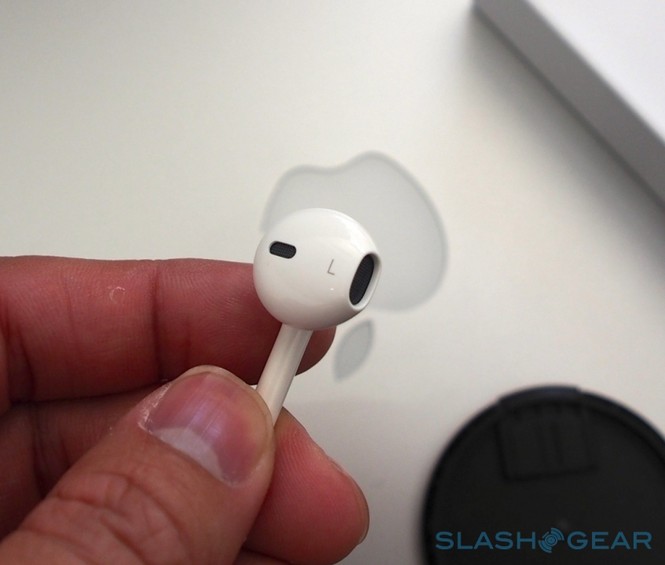 Cận cảnh tai nghe EarPods hoàn toàn mới dành cho iPhone 5, có giá 30USD nếu mua riêng lẻ.