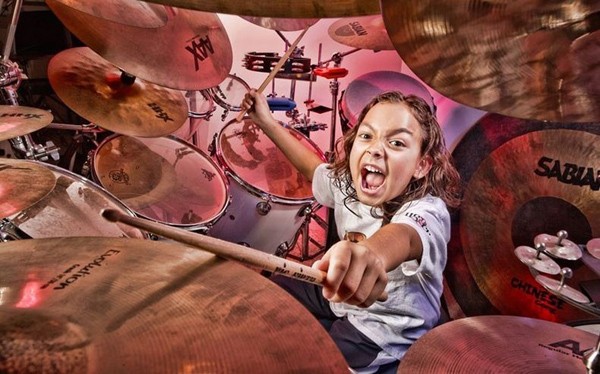 Tay chơi trống chuyên nghiệp trẻ nhất: Julian Pavone (Mỹ), sinh ngày 14-5-2004. Khi bắt đầu chơi chuyên nghiệp, cậu bé mới 5 tuổi 10 tháng, tức vào ngày 21-3-2010