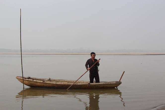 Diễn viên Quang Tèo đang chèo thuyền