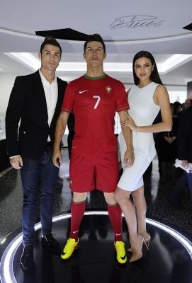 Cặp đôi tranh thủ tạo dáng cùng tượng C.Ronaldo