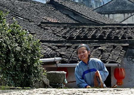 Một phụ nữ đi bộ trên chiếc cầu đá
