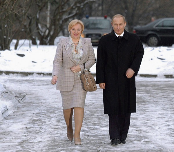 Vợ chồng tổng thống Putin kết hôn năm 1983 tuy nhiên, bà Lyudmila rất ít khi xuất hiện trước công chúng. Ảnh chụp vợ chồng ông Putin vào tháng 10 năm 2003
