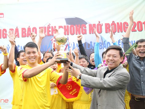 Ông Trần Thanh Lâm - Phó Tổng Biên tập báo Tiền Phong trao cúp cho đội Transerco