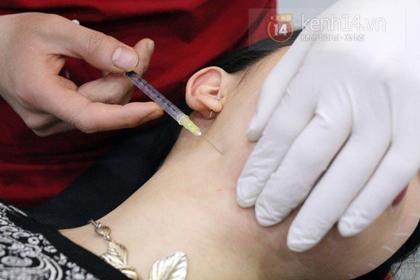 Tuy đã bôi thuốc tê nhưng Hạt Mít cũng khá đau, nhất là khi tiêm xuống bọng cằm, vùng da mỏng nhất.
Bài viết: http://news.zing.vn/Theo-chan-hot-girl-Ha-Noi-di-tiem-nho-mat-tai-Han-Quoc-post378016.html
Nguồn Zing News