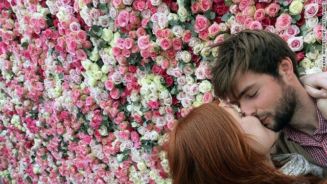 Uống Viagra. Không chỉ là thuốc điều trị chứng rối loạn cương dương cho nam giới, Viagra còn có tác dụng đẩy lùi mệt mỏi sau những chuyến bay dài. 45% người thực hiện phương pháp này và báo cáo có hiệu quả
