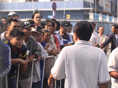 Những người đến mua vé sáng 30/12 phải xếp hàng từ ngoài cổng