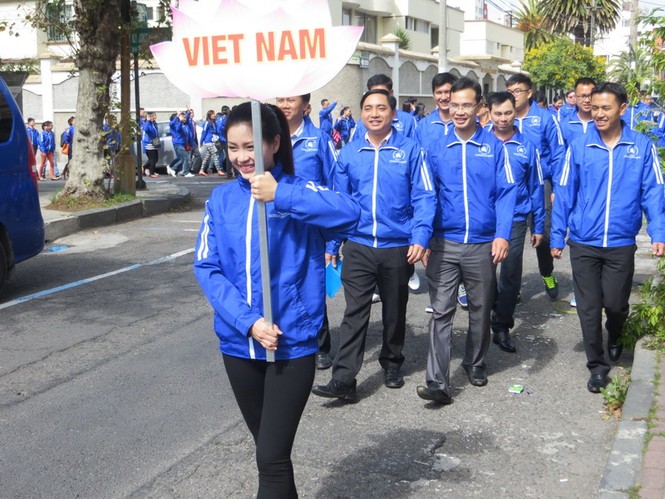 Nữ sinh Nguyễn Lâm Diễm Trang, ĐH Quốc t ế TP Hồ Chí Minh được chọn làm người cầm biển tên cho đoàn Việt Nam trong diễu hành.