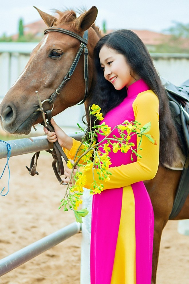 Để chào đón năm Giáp Ngọ, diễn viên nhí Tam Triều Dâng đã có bộ ảnh xinh tươi khi chụp cùng ngựa.
Bài viết: http://news.zing.vn/Cac-hot-girl-khoe-anh-xitin-don-nam-moi-post381891.html#category_featured.noibat
Nguồn Zing News