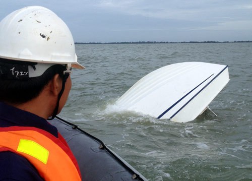 Ngày 2/8, tàu khách H29 chở 30 công nhân, chuyên gia của Công ty sản xuất ống thép dầu khí Việt Nam bị chìm trên sông Soài Rạp (Cần Giờ, Tp Hồ Chí Minh) cướp đi sinh mạng của 9 người, 21 người được cứu. Những người còn sống trở về kể lại câu chuyện cảm động nhường nhau sự sống trên con tàu định mệnh. Trong phút hiểm nguy, các nam công nhân nhường áo phao, đứng trụ vòng tròn để chắn sóng cho những người yếu hơn. Thấy ai bị sóng đánh văng, họ lại bơi ra kéo vào cho đến khi kiệt sức. Chàng trai Trần Hữu Hiệp (25 tuổi) được truy tặng huy hiệu Tuổi trẻ dũng cảm và được công nhận là liệt sĩ khi hi sinh bản thân để cứu người. Ảnh: Duy Công