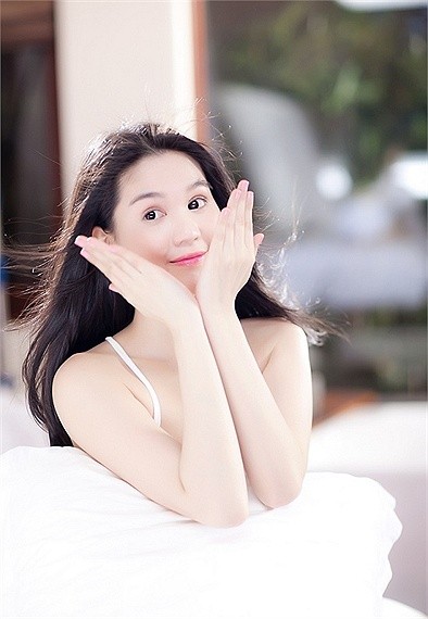 Diện trang phục nhẹ nhàng nữ tính, Ngọc Trinh khoe vẻ xinh đẹp, đáng yêu