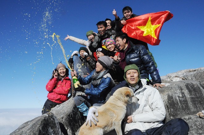 Niềm vui trong giây phút trên đỉnh chinh phục
Bài viết: http://news.zing.vn/Gioi-tre-Viet-chinh-phuc-dinh-Fansipan-trong-tuyet-trang-post381583.html#home_featured.tinnong
Nguồn Zing News