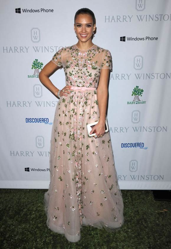 Jessica Alba là bà mẹ hai con nhưng gu thời trang của cô không thể chê bai. Jessica luôn lọt Top những nghệ sỹ ăn mặc đẹp nhất thế giới.