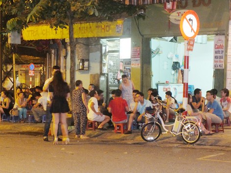 Buổi tối lượng khách đổ vào các quán ngày một đông