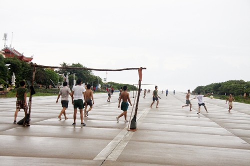 Trận đấu giữa đội cởi trần so tài với đội mặc áo..