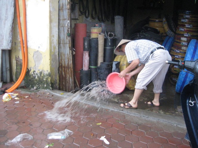Người dân tát nước điên cuồng