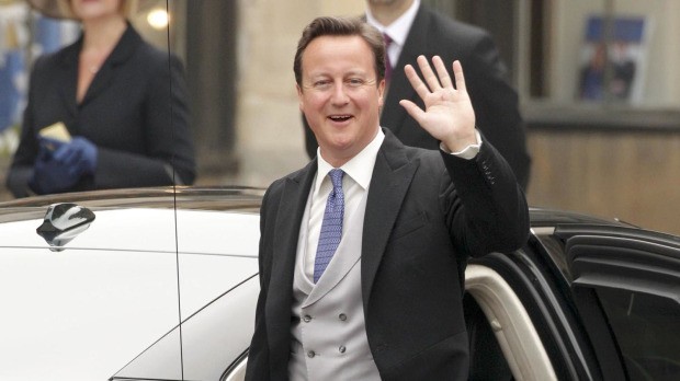 Thủ tướng Anh David Cameron tươi cười tới dự đám cưới của Hoàng tử Anh (Reuters)