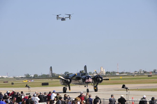 Màn biểu diễn của trực thăng MV-22 Osprey trên cao