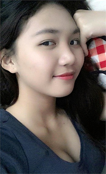 Ở nhiều tư thế chụp ảnh, Anh Đăng có nhiều nét giống người mẫu Ngọc Trinh