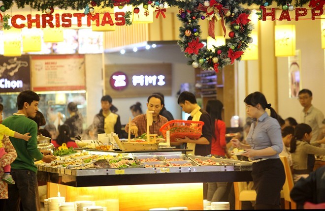 Các nhà hàng ăn uống cũng tràn ngập không khí Noel