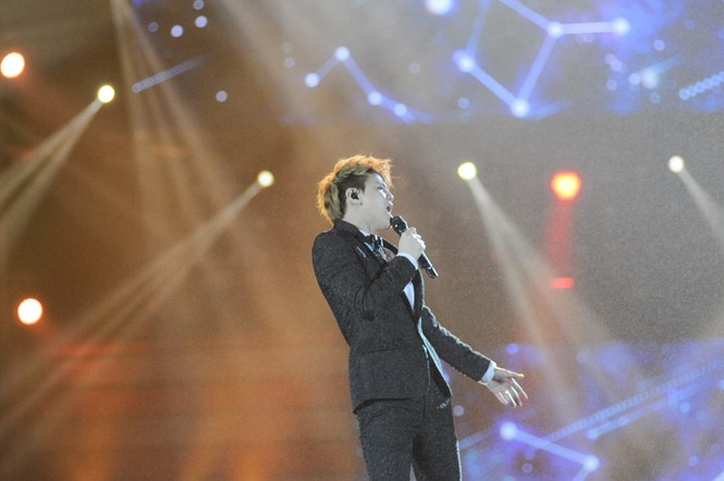 Thành viên Yoseob của Beast thể hiện ca khúc solo đầu tay của mình - Cafein.