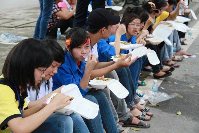 Sinh viên tình nguyện cũng ăn cơm chay giống các sĩ tử. Ảnh: Trường Phong