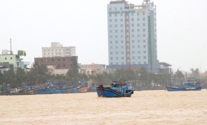 Nhiều tàu thuyền neo đậu bên sông Hàn khi thời tiết hết nguy hiểm