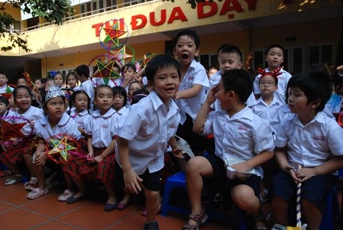 Cô tổng phụ trách vừa đặt câu hỏi về Trung thu, Thiện Nhân giơ tay và nhảy lên sân khấu trả lời