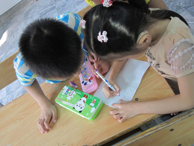 Hiếu còn cùng các bạn viết chữ
