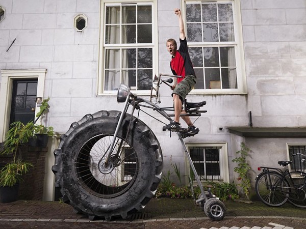 Xe đạp nặng nhất có trọng lượng khủng lên tới 750kg do Wouter van den Bosch (Hà Lan) chế tạo. Anh đã lang thang với nó trên các con đường ở Arnhem, Hà Lan