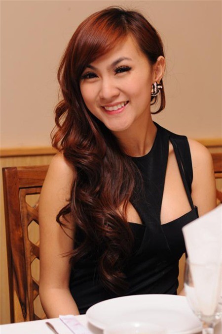 Năm 2013, Kelly Nguyễn xuất hiện với chiếc cằm và gương mặt thon gọn. Tháng 8 cô lên tiếng khẳng định mình đã phẫu thuật cằm 5 lần và suýt phải cắt bỏ cằm vì hoại tử. (Ảnh: Kênh14)