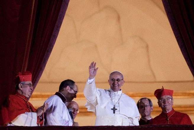 Bầu chọn Giáo hoàng. Hôm 13/3, một tháng sau khi Giáo hoàng Benedict XVI từ chức với lý do sức khỏe, Hồng y giáo chủ người Argentina Jorge Bergoglio đã được bầu vào vị trí Giáo hoàng. Ông đã chọn tông hiệu là Francis. Sau khi nhậm chức, Giáo hoàng Francis đã có những cải tổ nhằm minh bạch hóa tài chính của Vatican. Time cũng đã bình chọn ông là