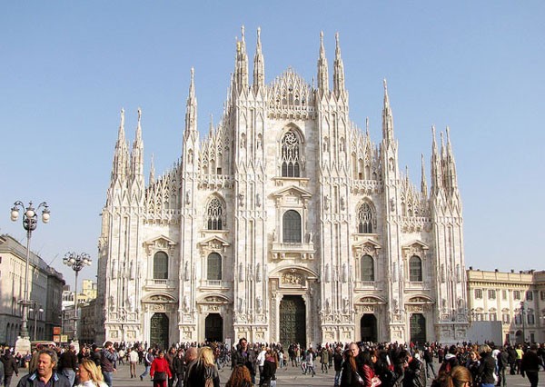 Nhà thờ Milan: được xây dựng trên quảng trường chính của Milan, Italy là một trong những tòa nhà nổi tiếng nhất ở châu Âu. Đây cũng là một trong những nhà thờ Gothic lớn nhất trên thế giới, được xây dựng từ năm 1386 bởi Tổng Giám Mục Antonio da Saluzzo, mang một phong cách Gothic đậm chất Pháp hơn là Italy. Sau 5 thế kỷ được xây dựng, nhà thờ này mới hoàn thành