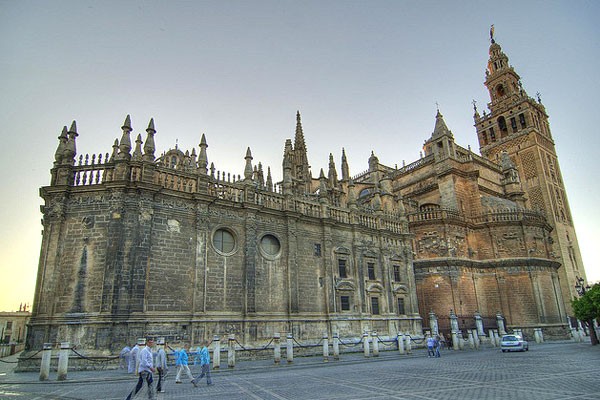 Nhà thờ Seville, Tây Ban Nha: được xây dựng trên nền của nhà thờ Hồi giáo Almohad, nhà thờ thời trung cổ của Seville được xây dựng để chứng minh sức mạnh và sự giàu có của Seville. Hiện tại, nhà thờ này được coi là nhà thờ Gothic lớn nhất thế giới và là nhà thờ lớn thứ ba trên thế giới