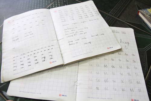 Nét chữ của Chi khá đẹp và ngay ngắn. Ảnh: Trường Phong