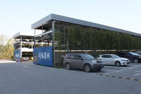 Khu trụ sở của Alibaba nằm cách sân bay khoảng 25 phút lái xe. Trên hình là khu vực đỗ ô tô khá thú vị với hàng rào cây xanh của công ty